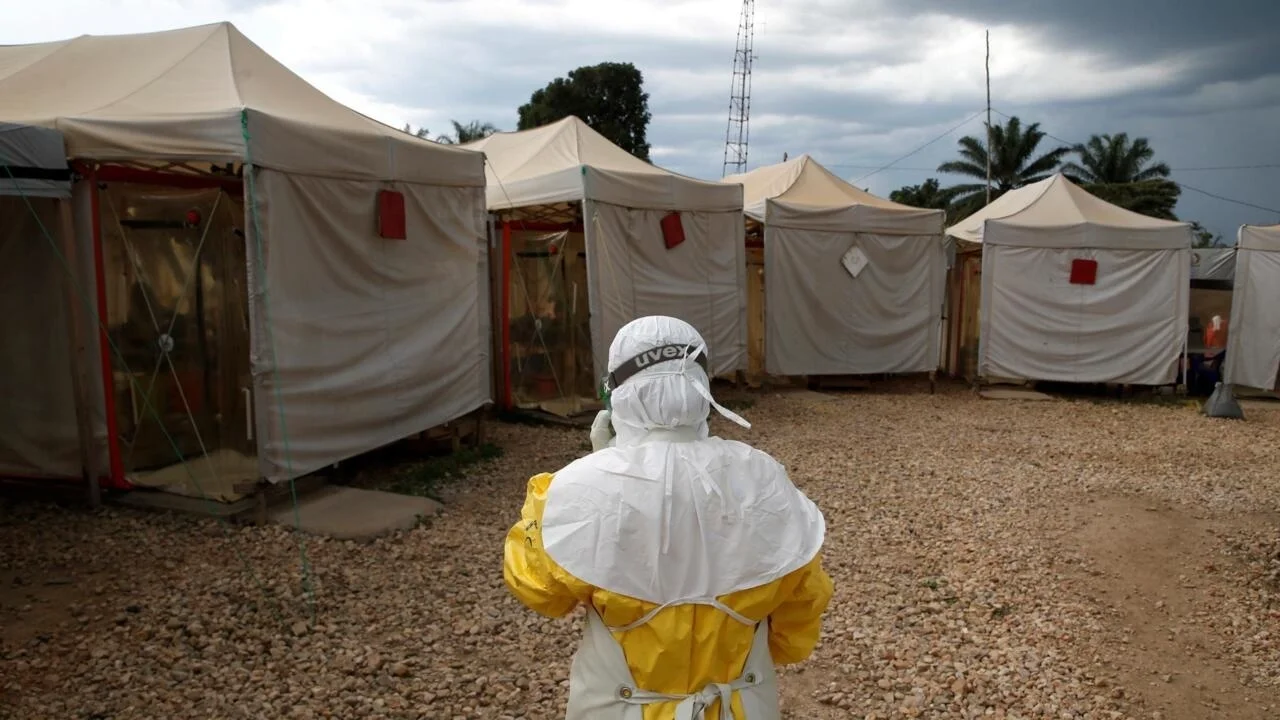 Médecin traitant Ebola en Afrique
